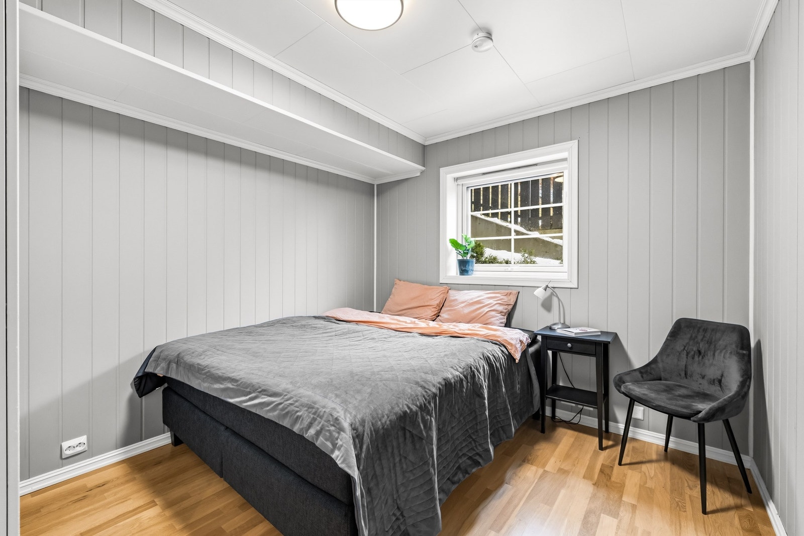 Soverom i underetasjen med parkettgulv. Vannbåren gulvvarme sørger for en behagelig temperatur. Galleribilde