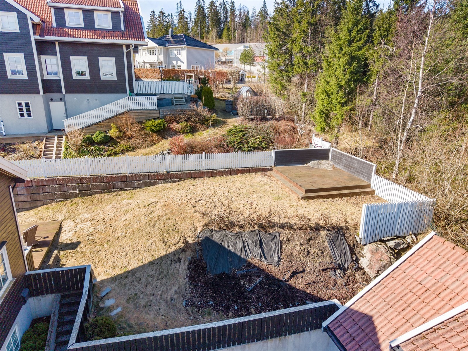 Tomten er opparbeidet i to nivåer, med store plenarealer og flere uteplasser. Galleribilde