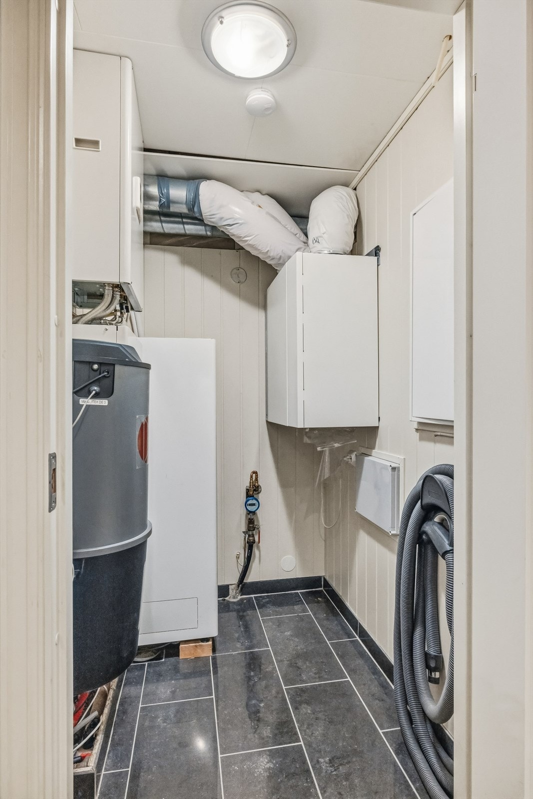 Teknisk rom med varmtvannsbereder, fordelerskap for vannbåren varme og aggregat for balansert ventilasjon. Galleribilde