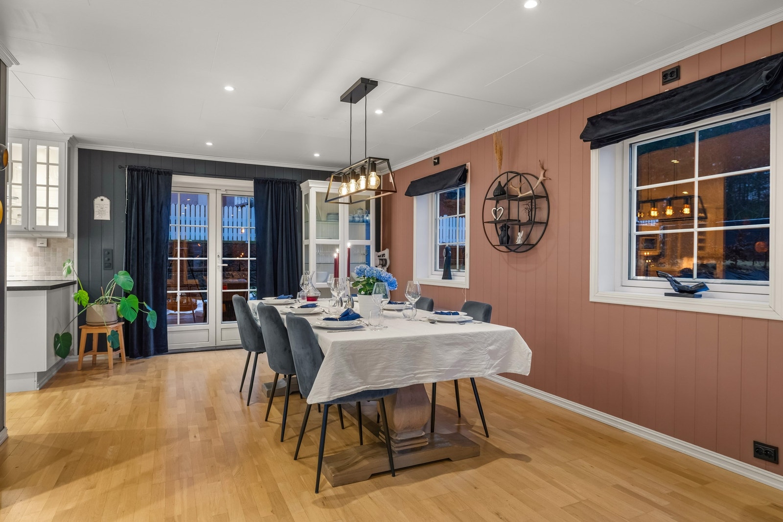 Fra spisestuen er det direkte utgang til den store terrassen. Galleribilde