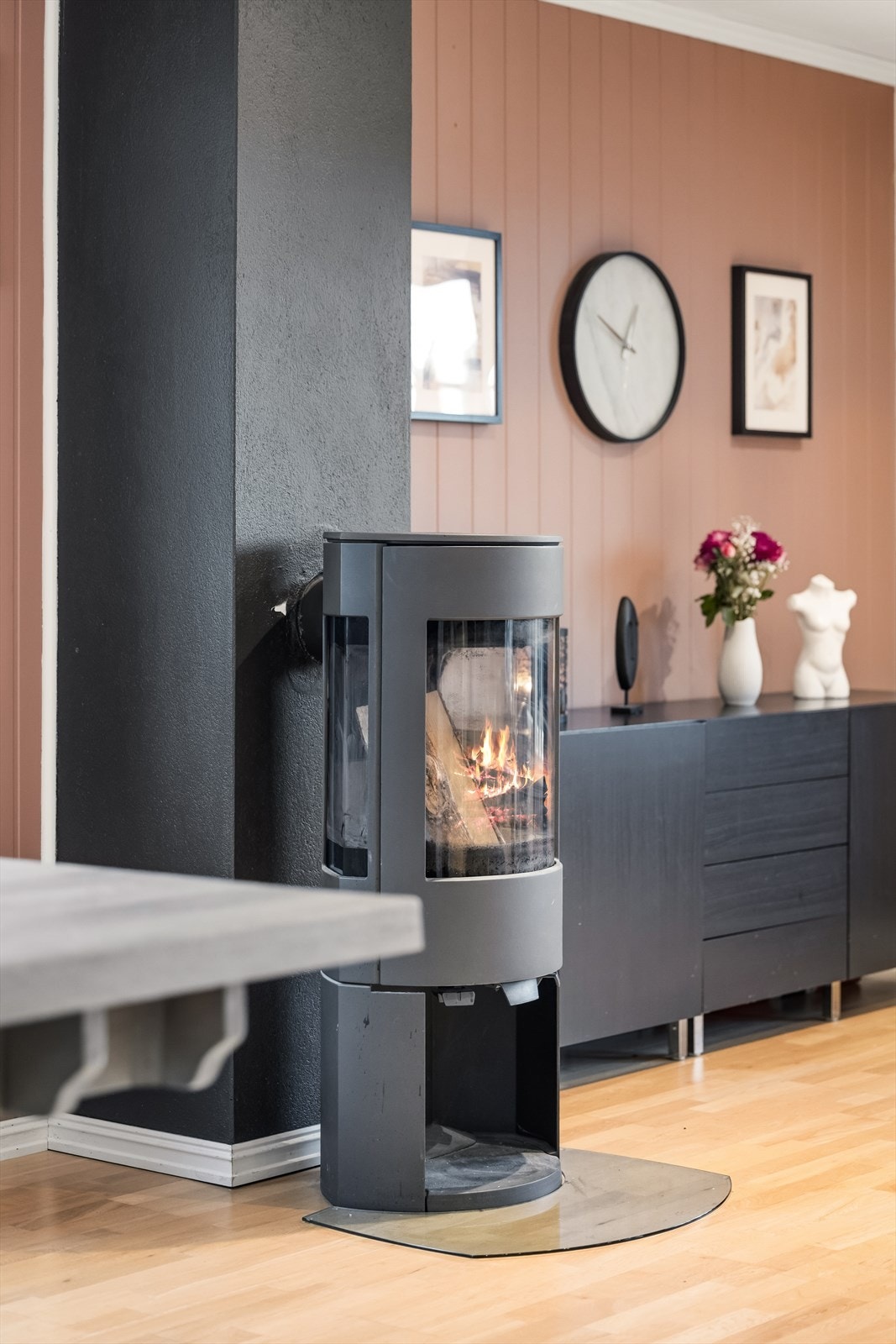 Peisovnen bidrar til en lun og hyggelig atmosfære i hele oppholdsrommet. Galleribilde