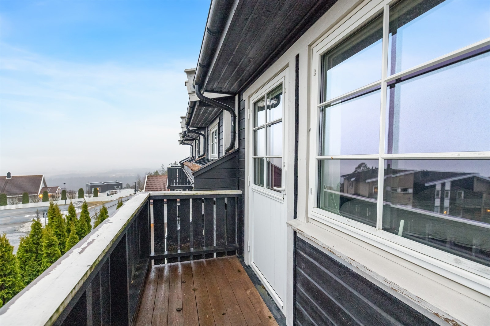 Fra balkongen i loftsetasjen har du en vidstrakt utsikt over området. Galleribilde