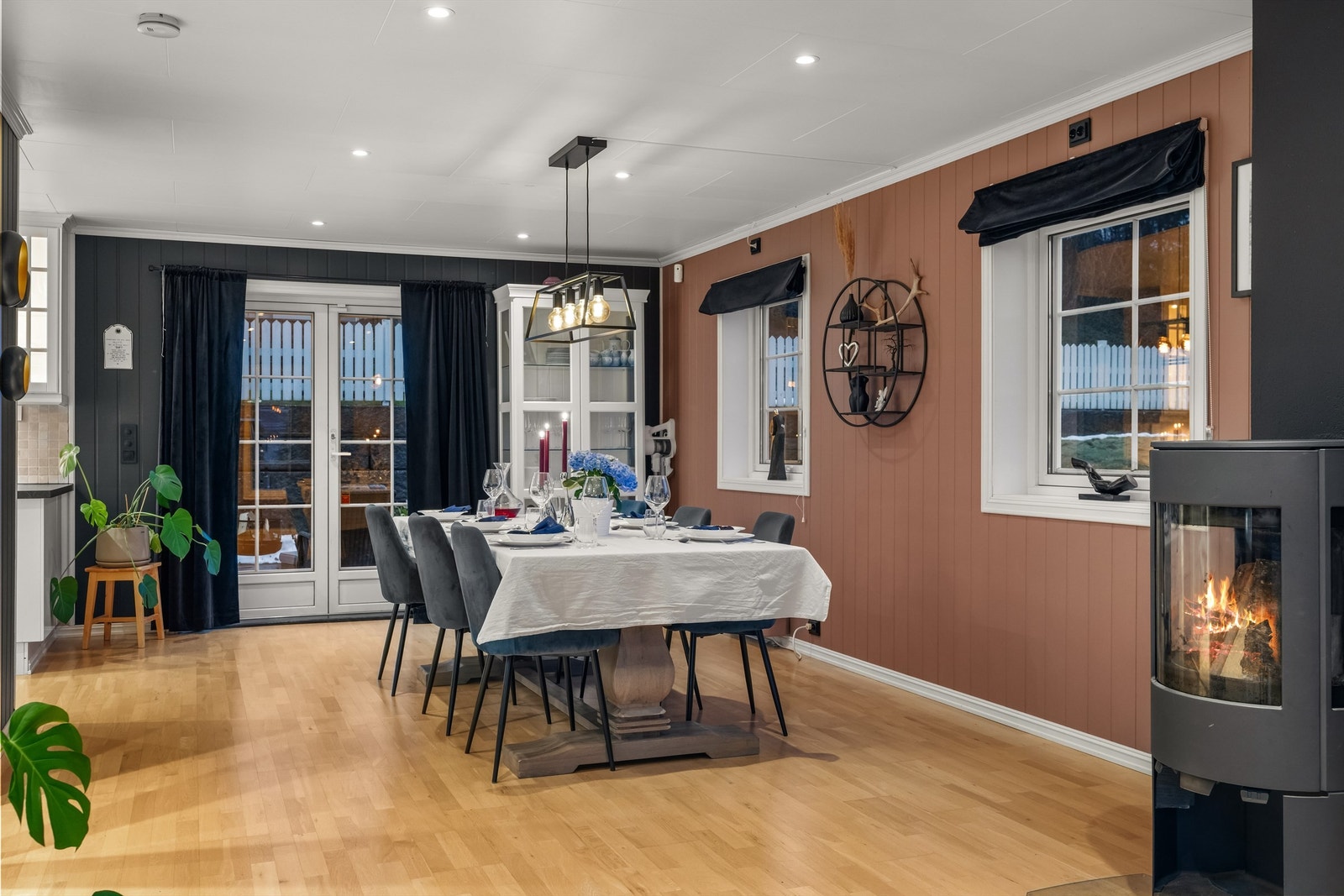 Peisovnen gir både varme og et levende midtpunkt i rommet. Galleribilde