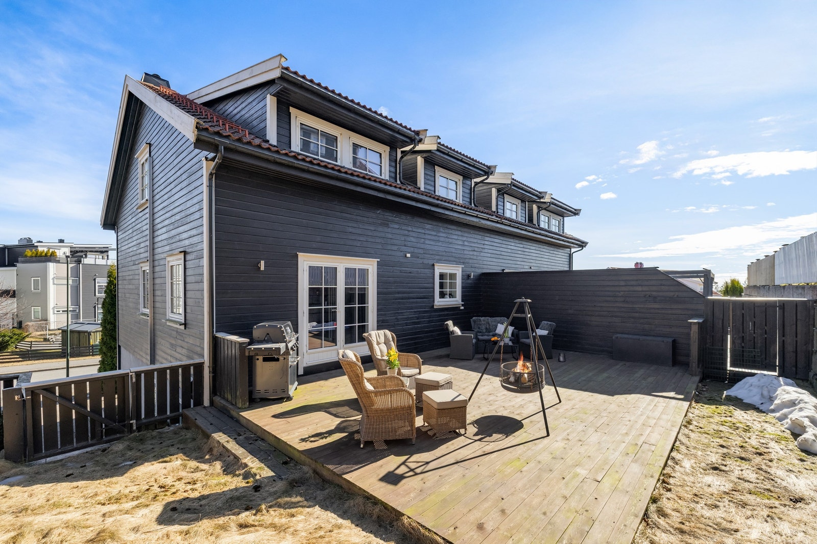 Her kan du nyte gode solforhold og god plass til flere sittegrupper. Galleribilde