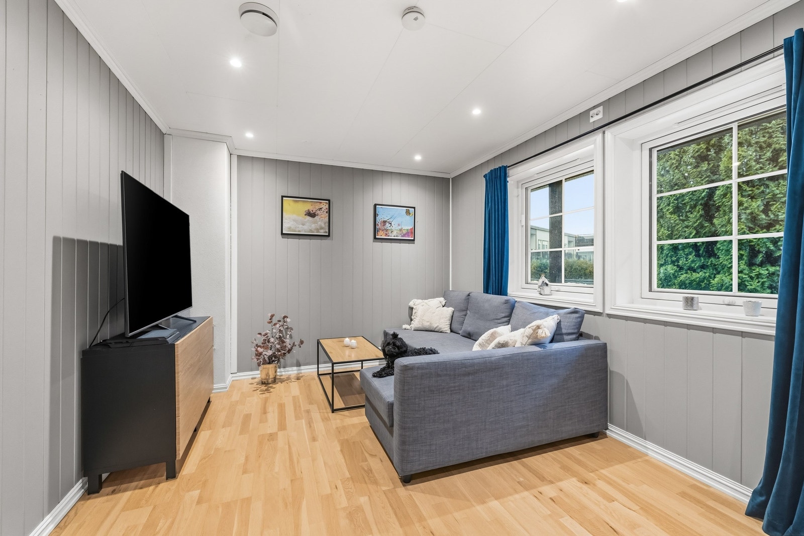 Stuen i underetasjen gir fleksibilitet og kan enkelt innredes som et sjette soverom ved behov. Galleribilde