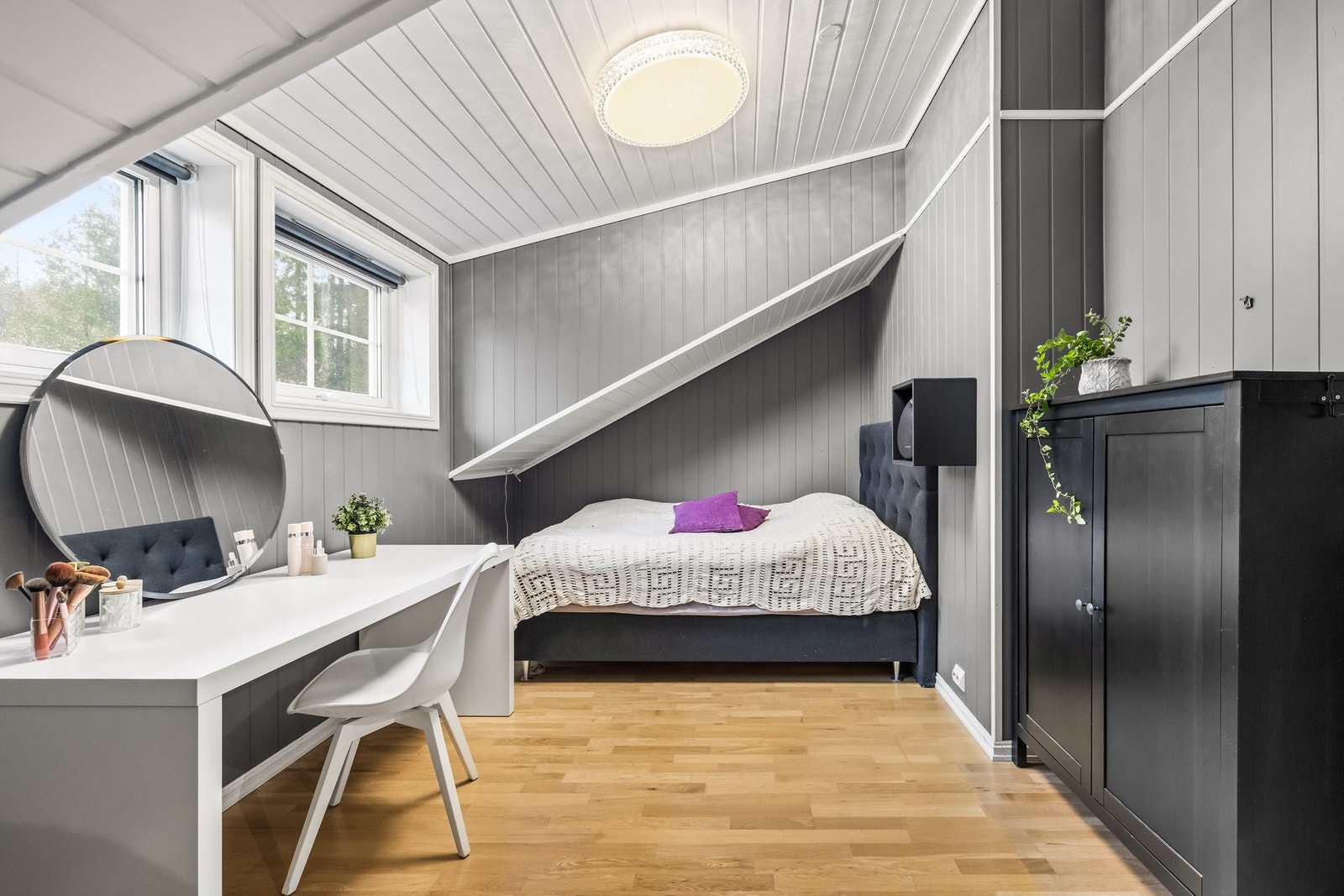 Et av de fire soverommene i loftsetasjen, med god plass til seng og skrivepult. Galleribilde