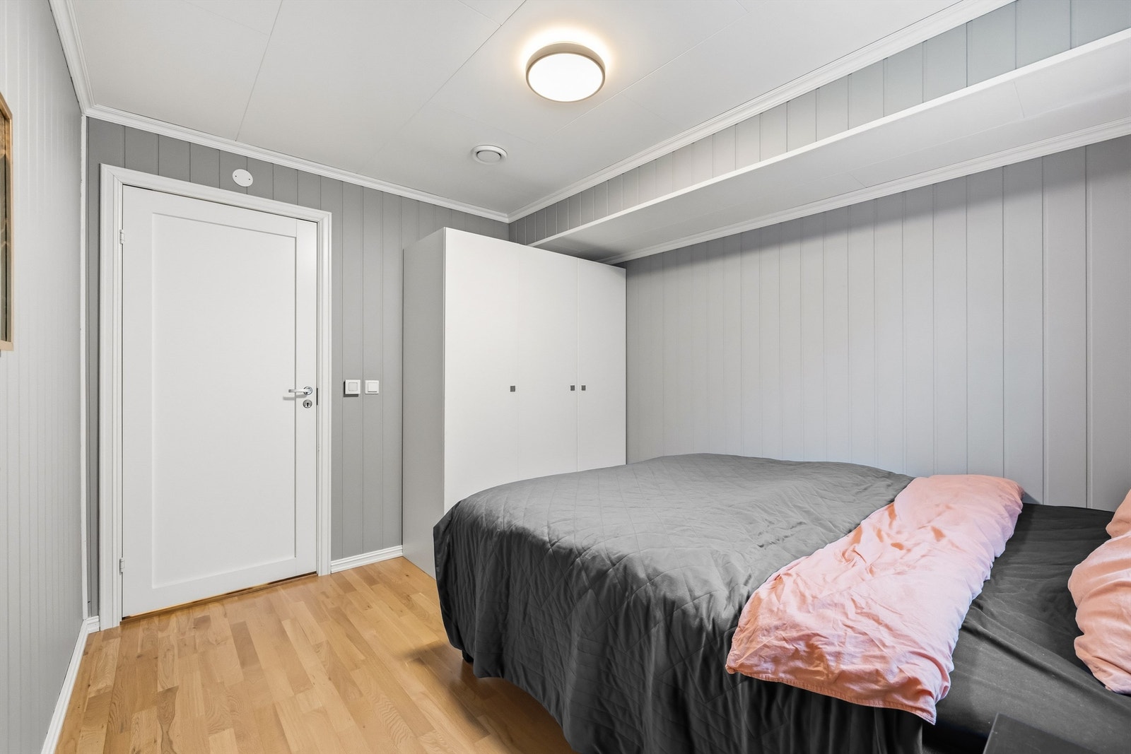 Rommet har en god størrelse med plass til både seng og garderobeløsning. Galleribilde