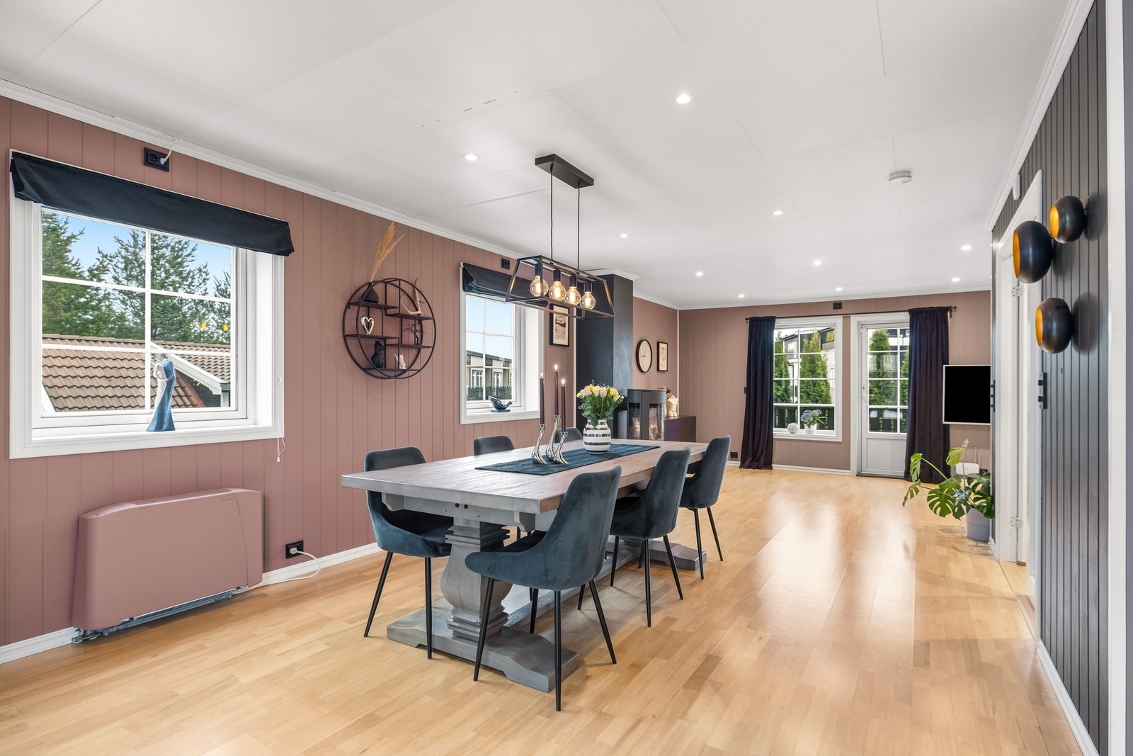 Spisestuen har plass til store selskaper og er et naturlig samlingspunkt i boligen. Galleribilde