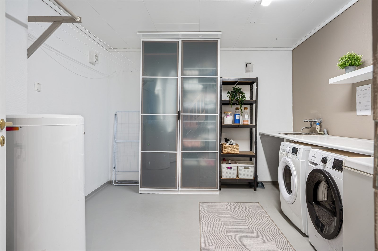 I etasjen finner man også boligens vaskerom. Ett godt rom med varmekabler i gulv, utslagsvask og opplegg for både vaskemaskin og tørketrommel. Galleribilde