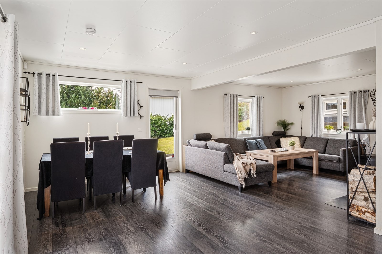 Store gode vindusflater som gjør rommet lyst og luftig. Galleribilde