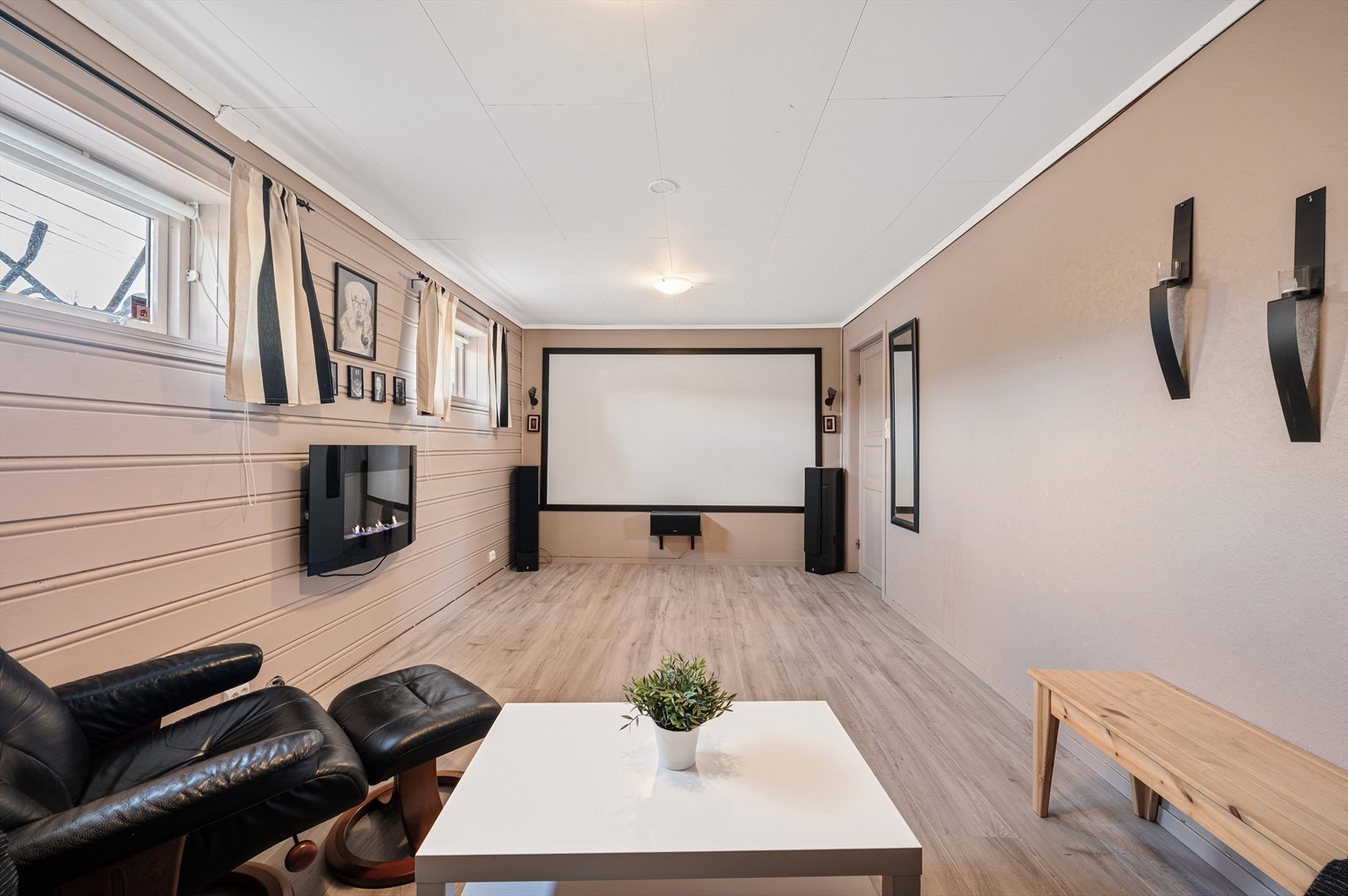 Fra trapperommet kommer man direkte til etasjens stue. Galleribilde