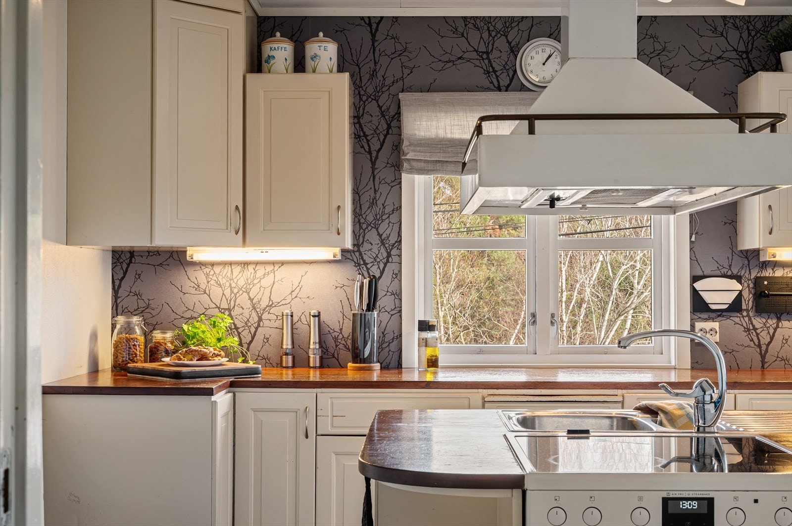 Med vindu i kjøkkensonen blir det lyst og luftig. Galleribilde