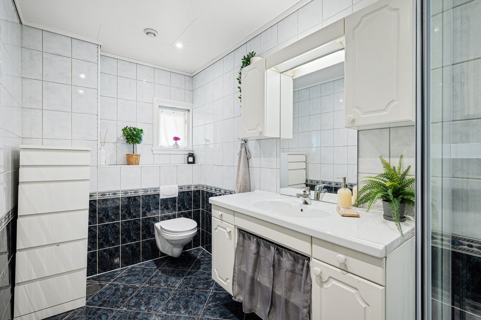 Fra entreen får man etasjens bad direkte på sin venstre hånd. Ett bad av fin størrelse. Galleribilde