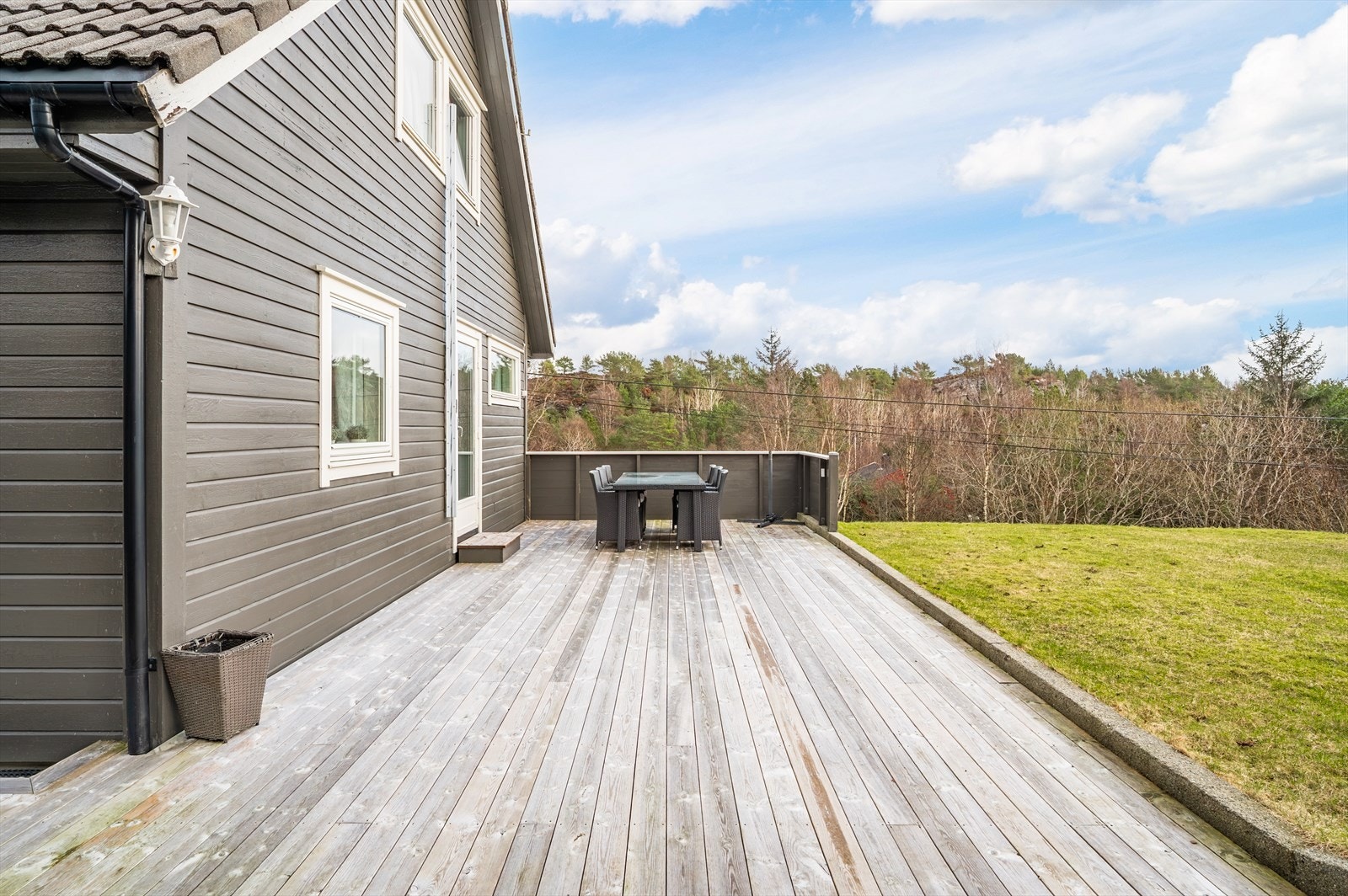 God blanding mellom terrasse og hagearealer. Galleribilde