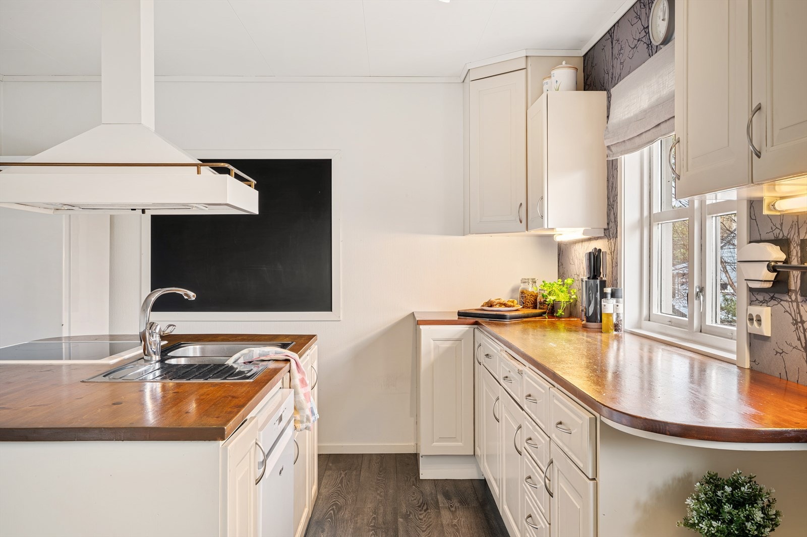 Rikelig med oppbevaringsplass både i overskap/underskap og langs benkeplaten. Galleribilde