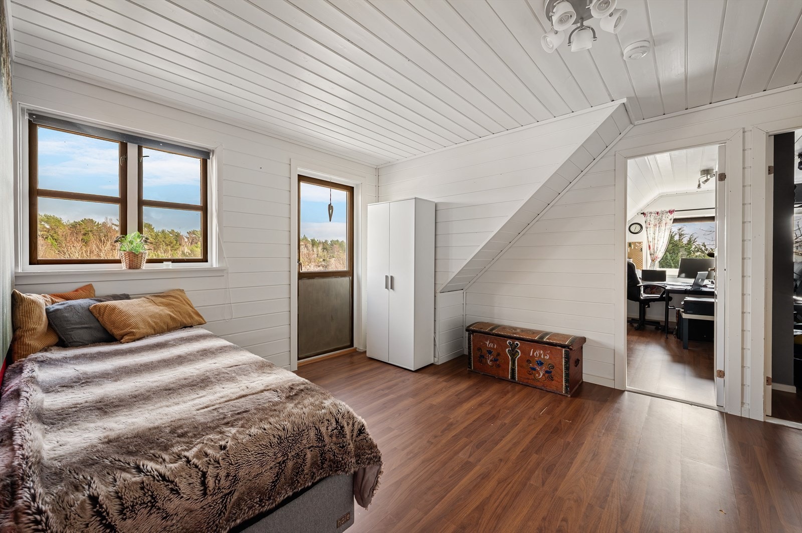 Praktisk rom og etasjens samlingspunkt. Rommets utforming gir det gode muligheter til ønsket bruk. Galleribilde