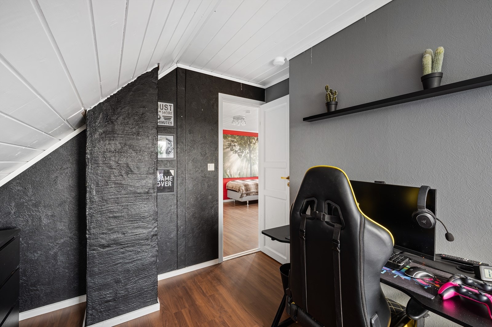 Tidligere var dette ett stort soverom men selger har nå gjort det om til to. Galleribilde