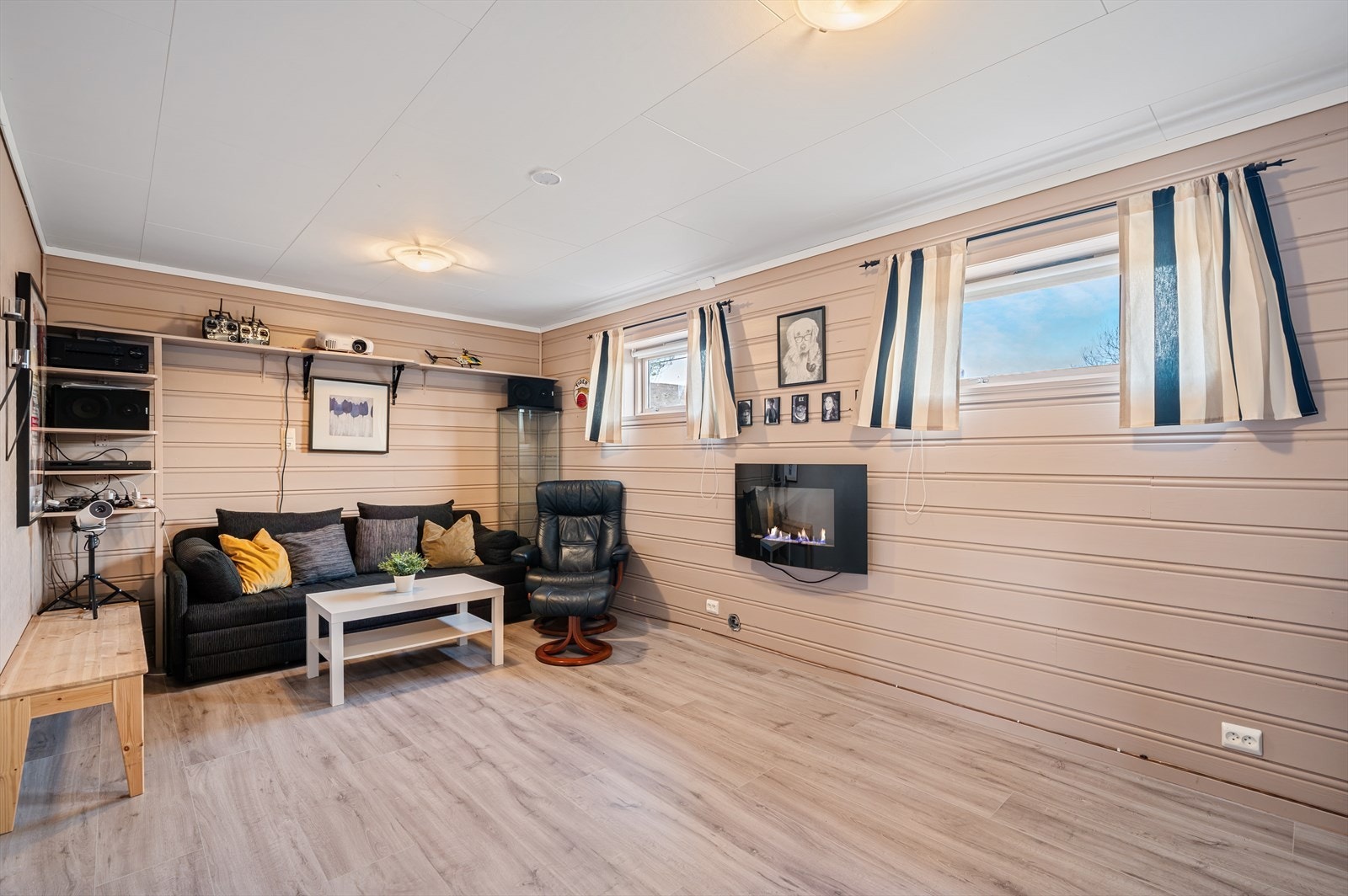 Ett stort og romslig rom med rikelig plass til det man ønsker benytte det til. Rommet er lyst og luftig med tidsriktige fargevalg. Galleribilde