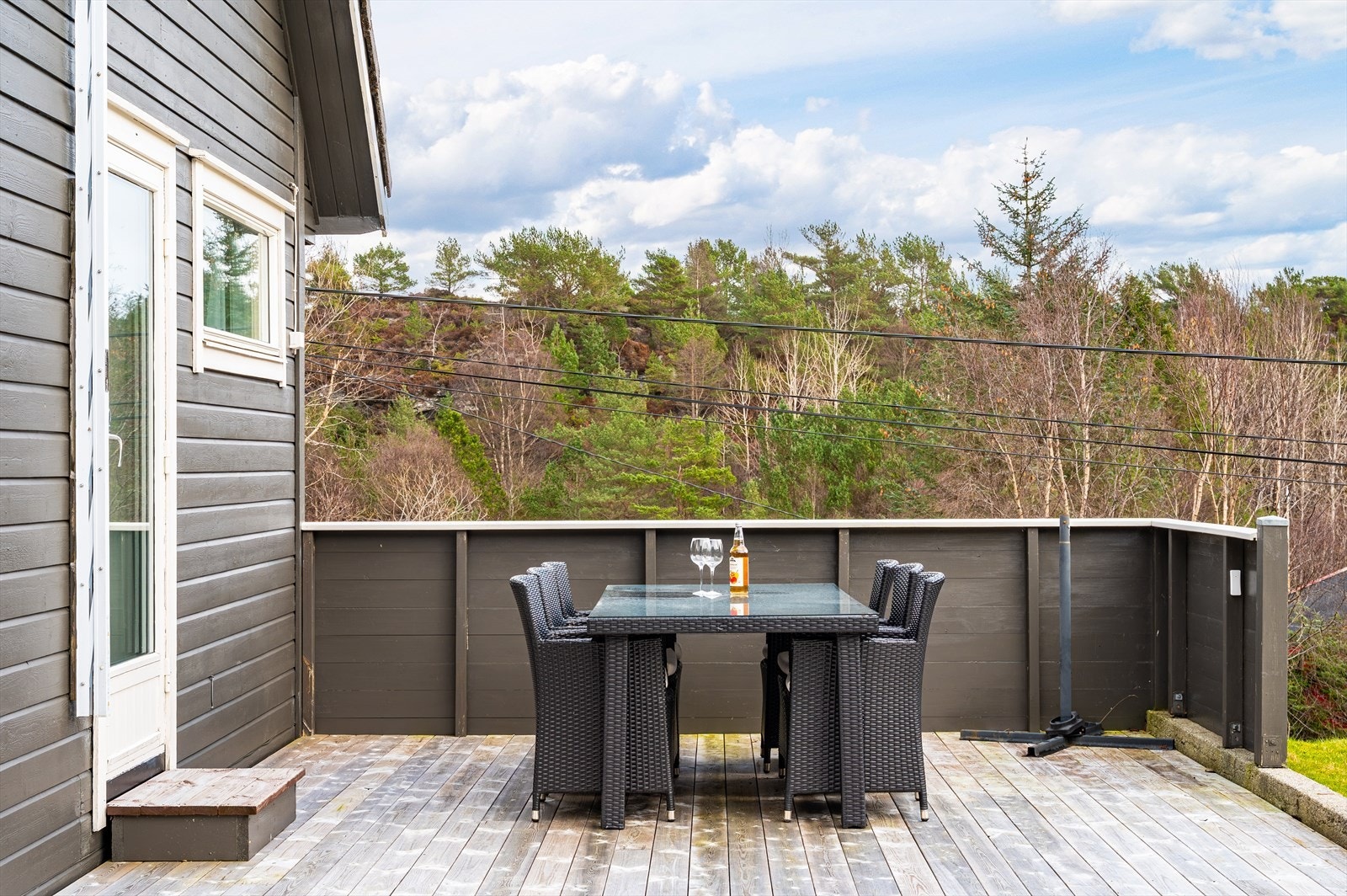 Terrassen har godt med plass til ønsket utemøblering. Galleribilde