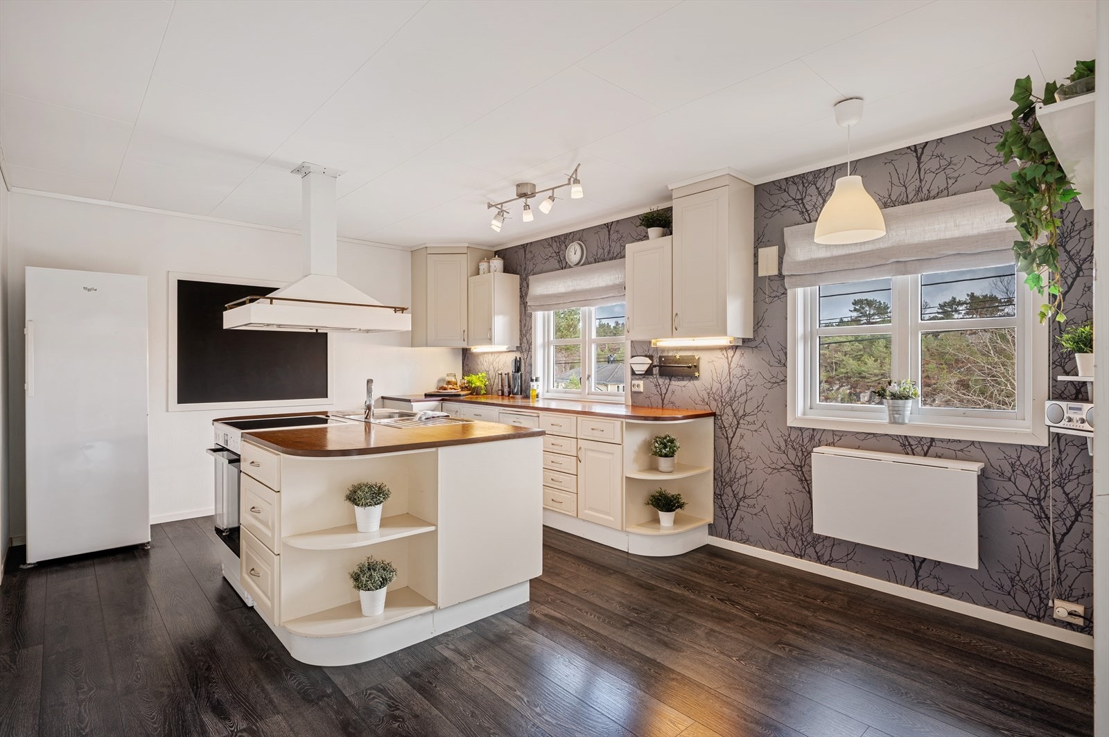 Videre fra stuen kommer man til boligens kjøkken. Galleribilde