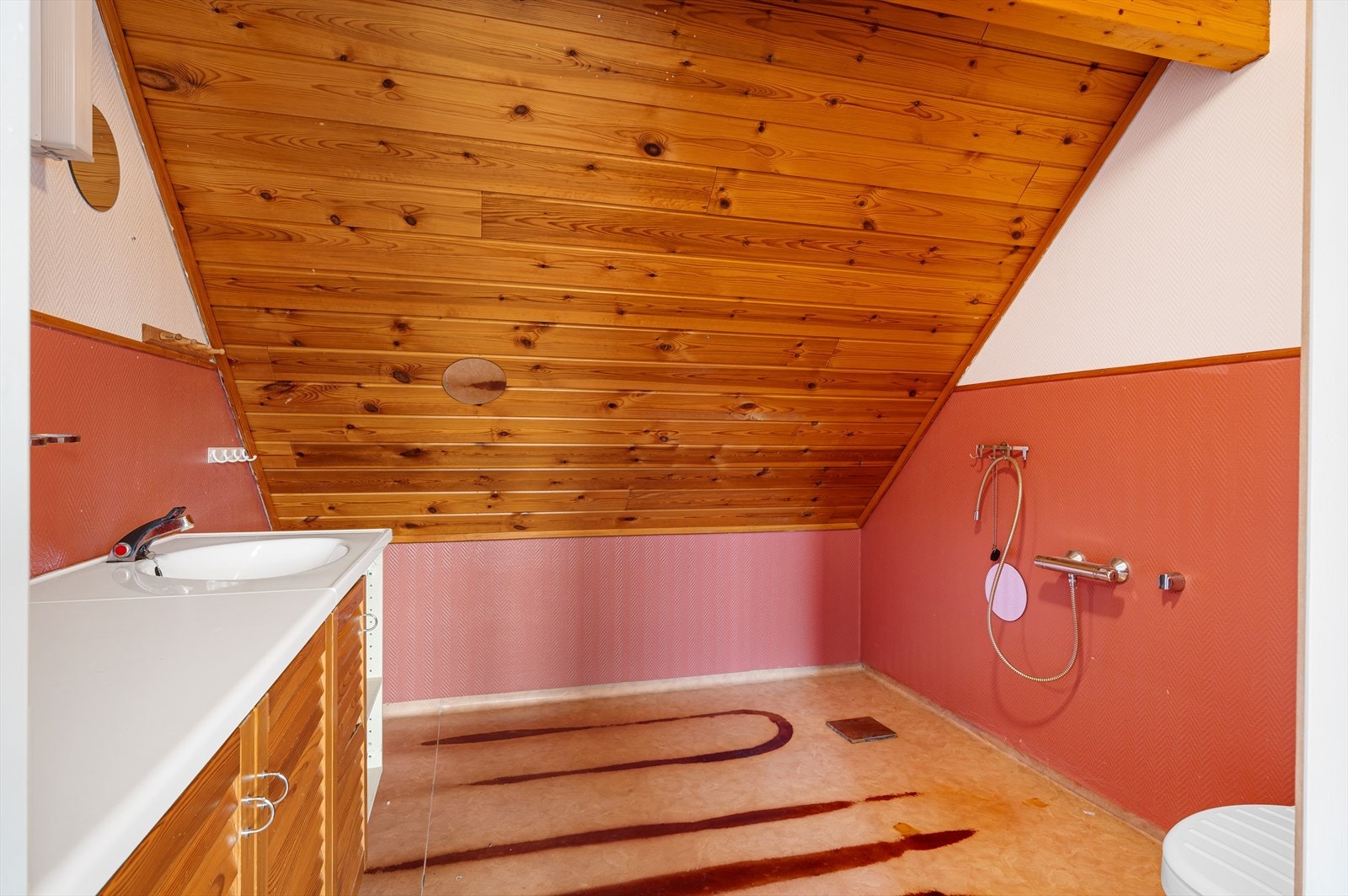 Etajsens bad har behov for litt kjærlighet. Stort potensiale! Galleribilde