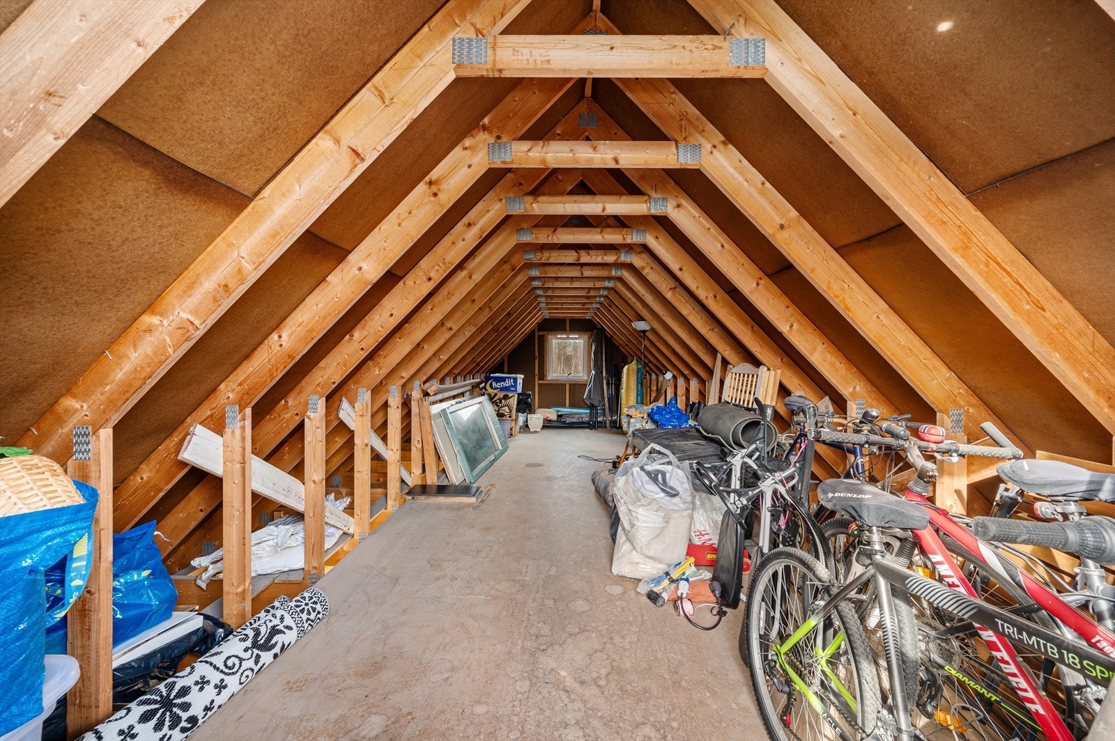 Tilhørende loft med god plass til ønsket bruk. Galleribilde