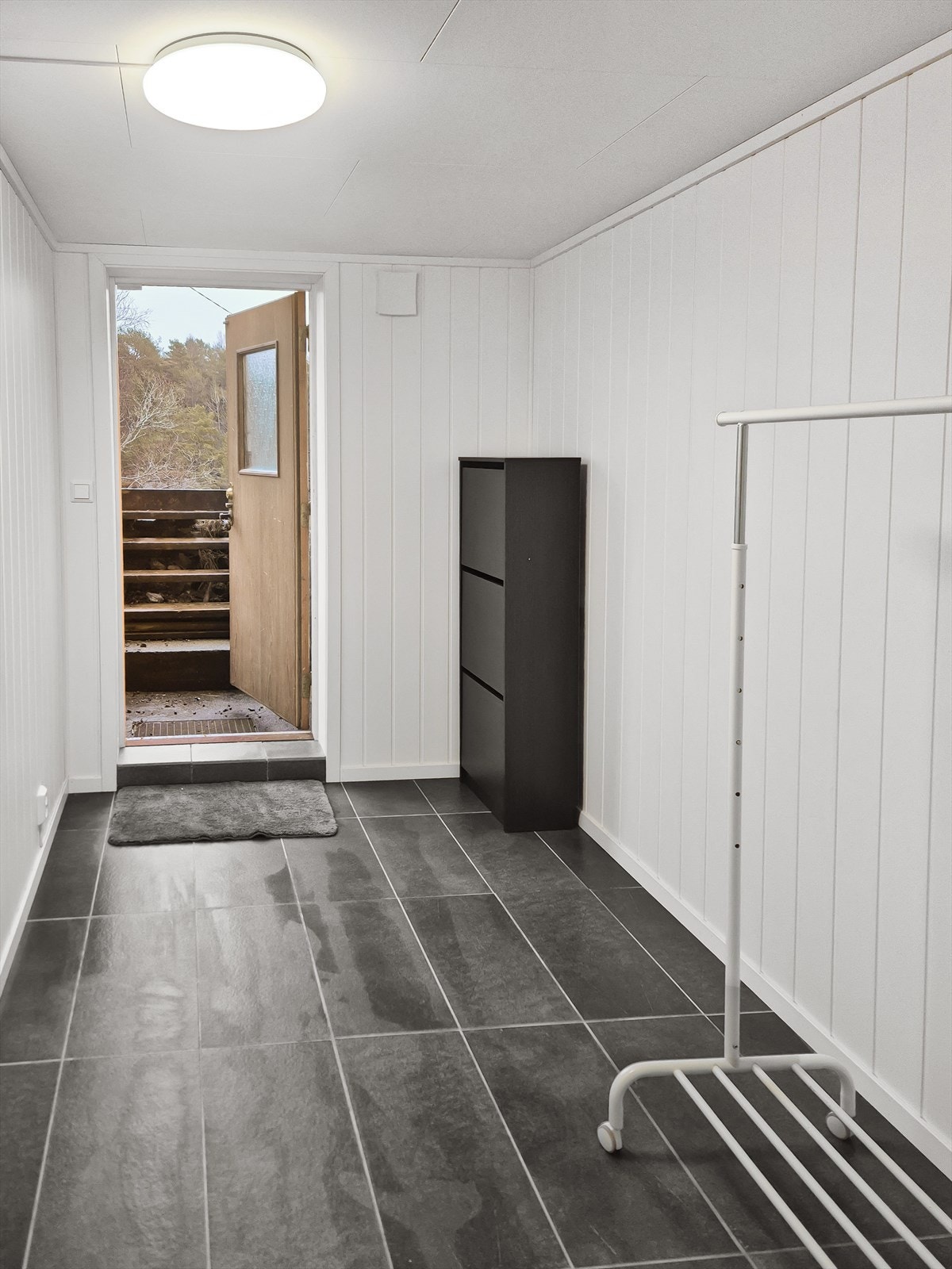 Ellers i underetasjen har man egen inngang med entre. Her har man god plass til både ytterklær og sko. Galleribilde