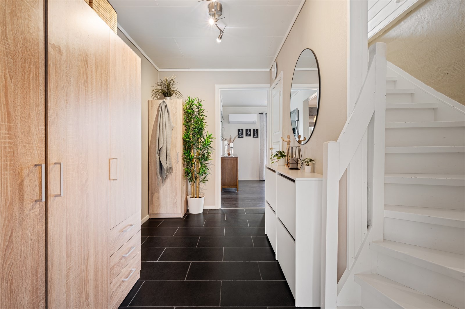 Like fra inngangspartiet kommer man direkte inn i boligens entre. Godt med plass for ytterklær og sko. Galleribilde