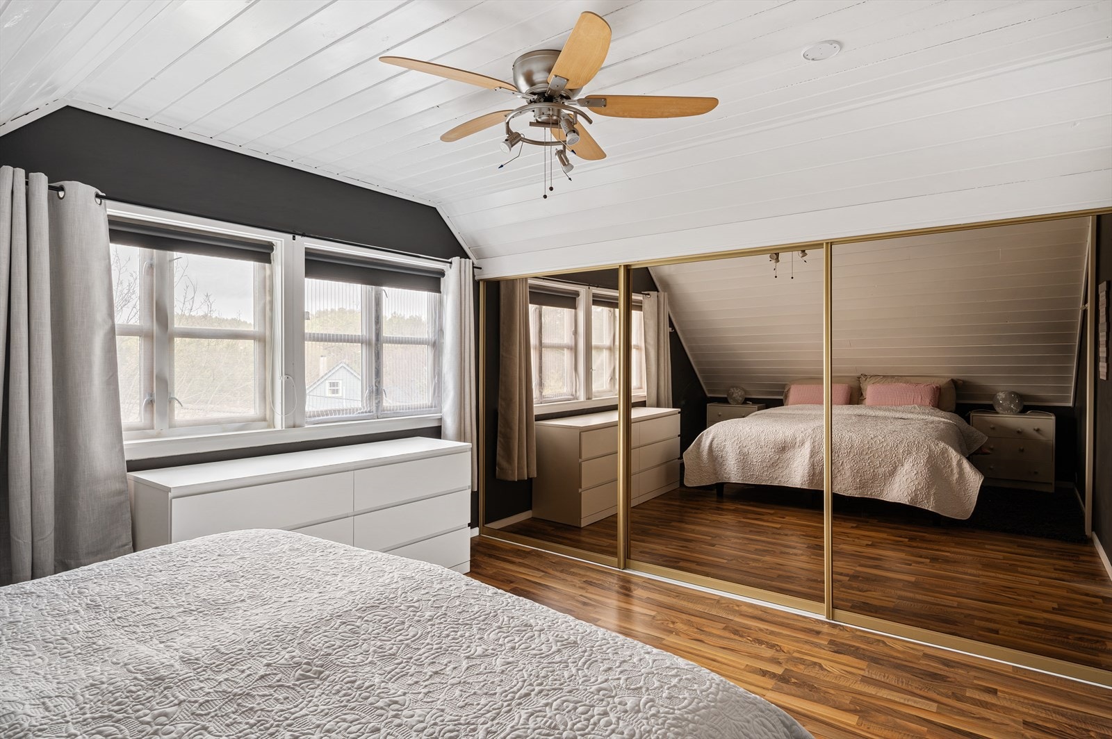 Rommets størrelse gir gode innredningsmuligheter med garderobe løsning og diverse. Galleribilde