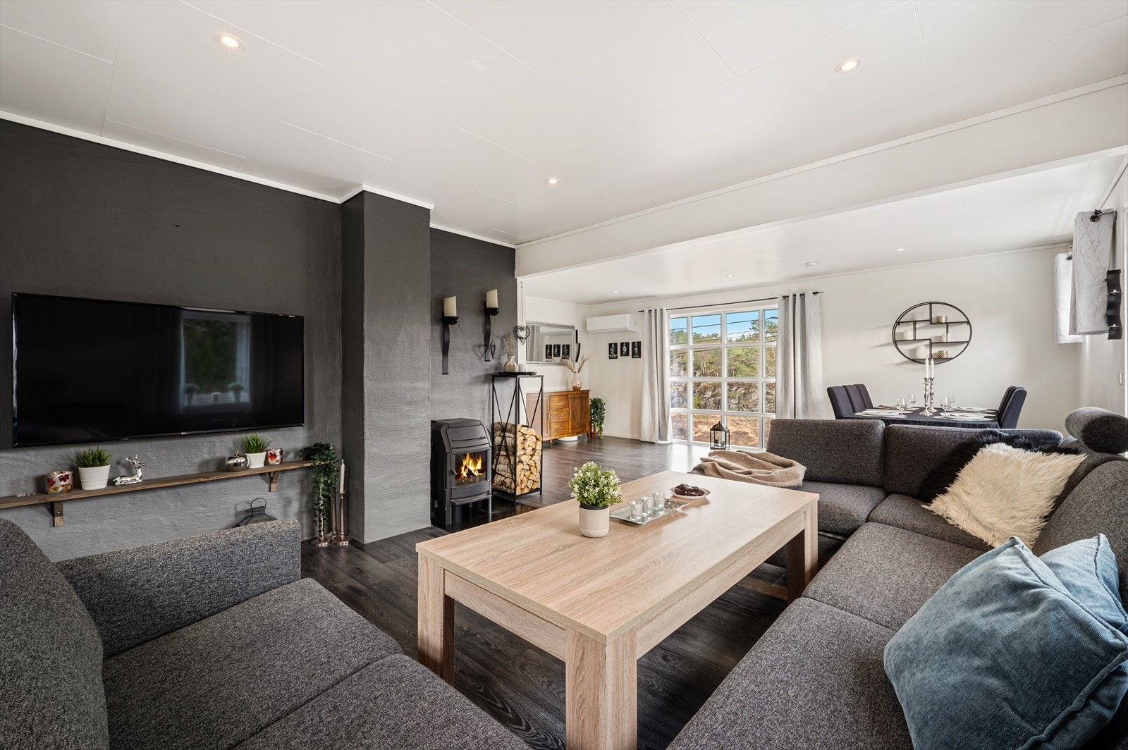 Peisovnen og varmepumpen står for rommets oppvarming. Galleribilde