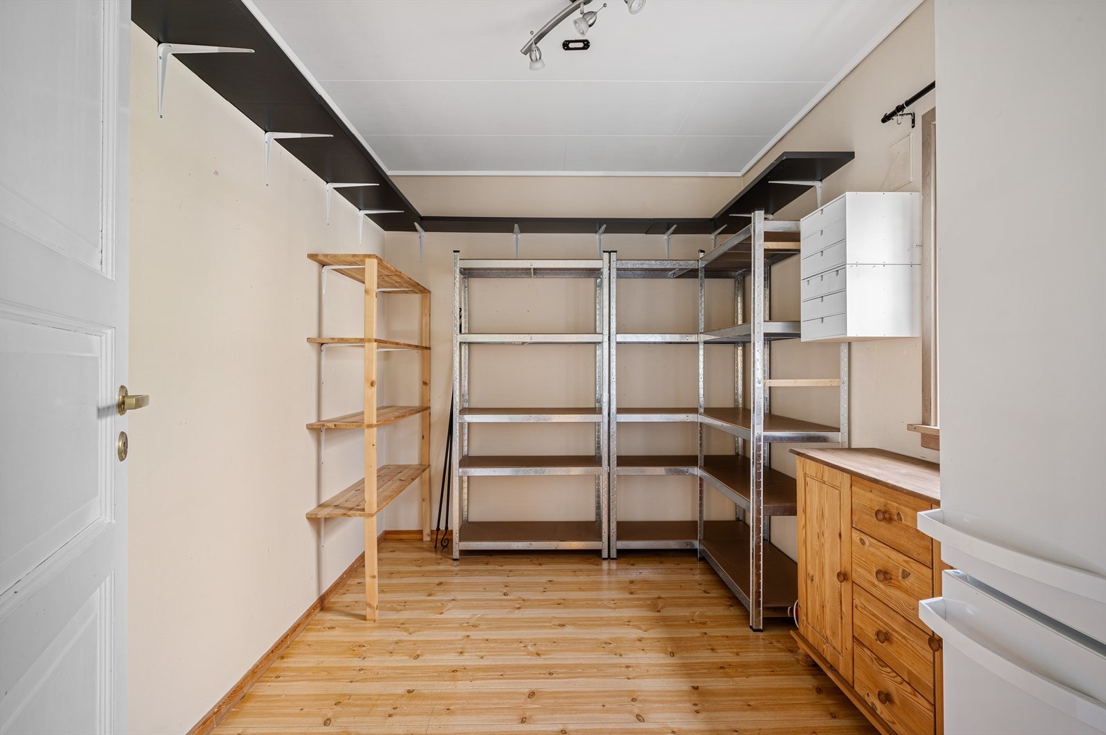 God størrelse på rommet med gode muligheter for ønsket oppbevaring. (Byggemeldt som soverom). Galleribilde