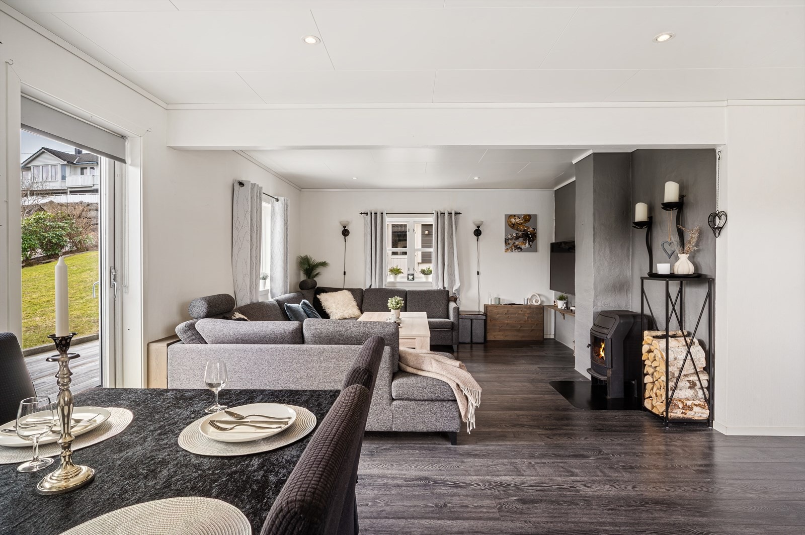 Romløsningen gjør det likevel skjermet mellom sofakrok og spisestue. Galleribilde