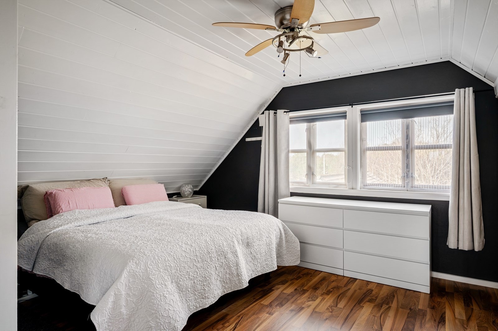 Etasjens største soverom. Lyst og luftig med godt lysinslipp fra vindusflate. Galleribilde