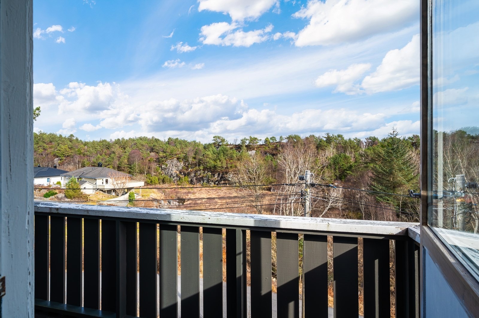 Fra rommet har man også utgang til en liten balkong. Flott utsikt utover nærområdet. Galleribilde