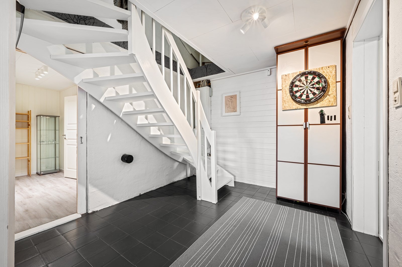 Direkte fra første etasje kommer man ned til underetasjen. Her blir man møtt av ett romslig trapperom med god plass til ønsket bruk. Galleribilde