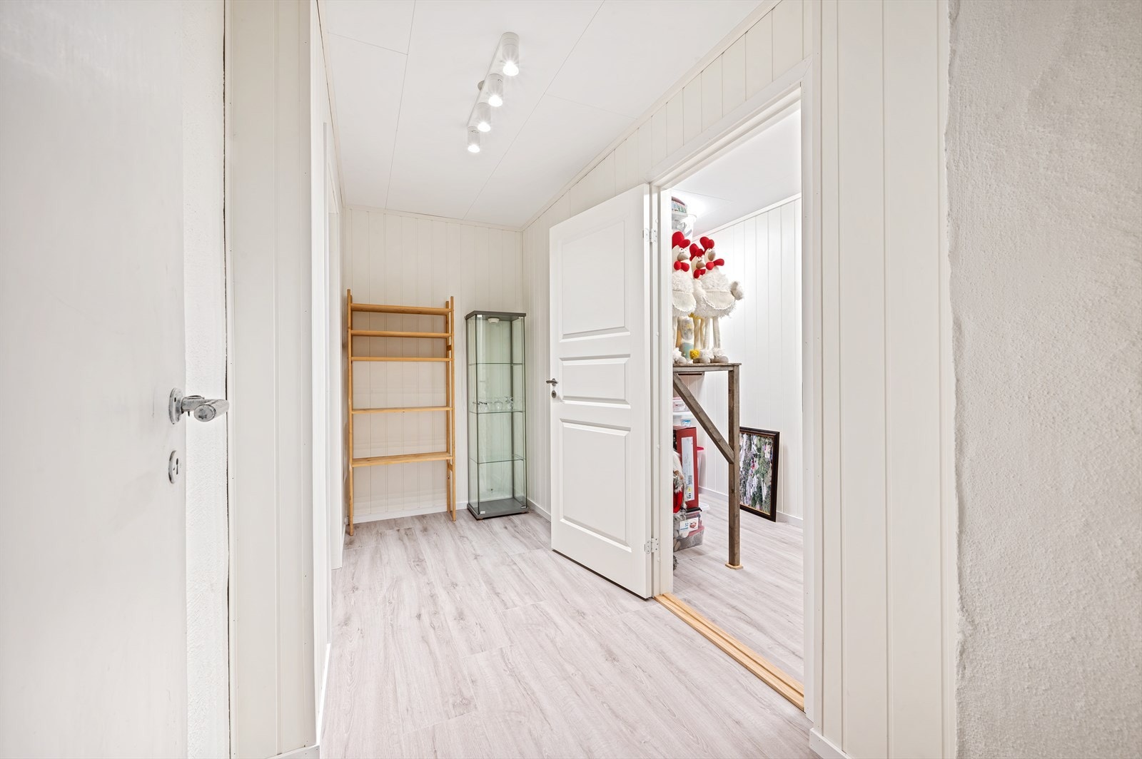 Gang mellom rommene. Galleribilde