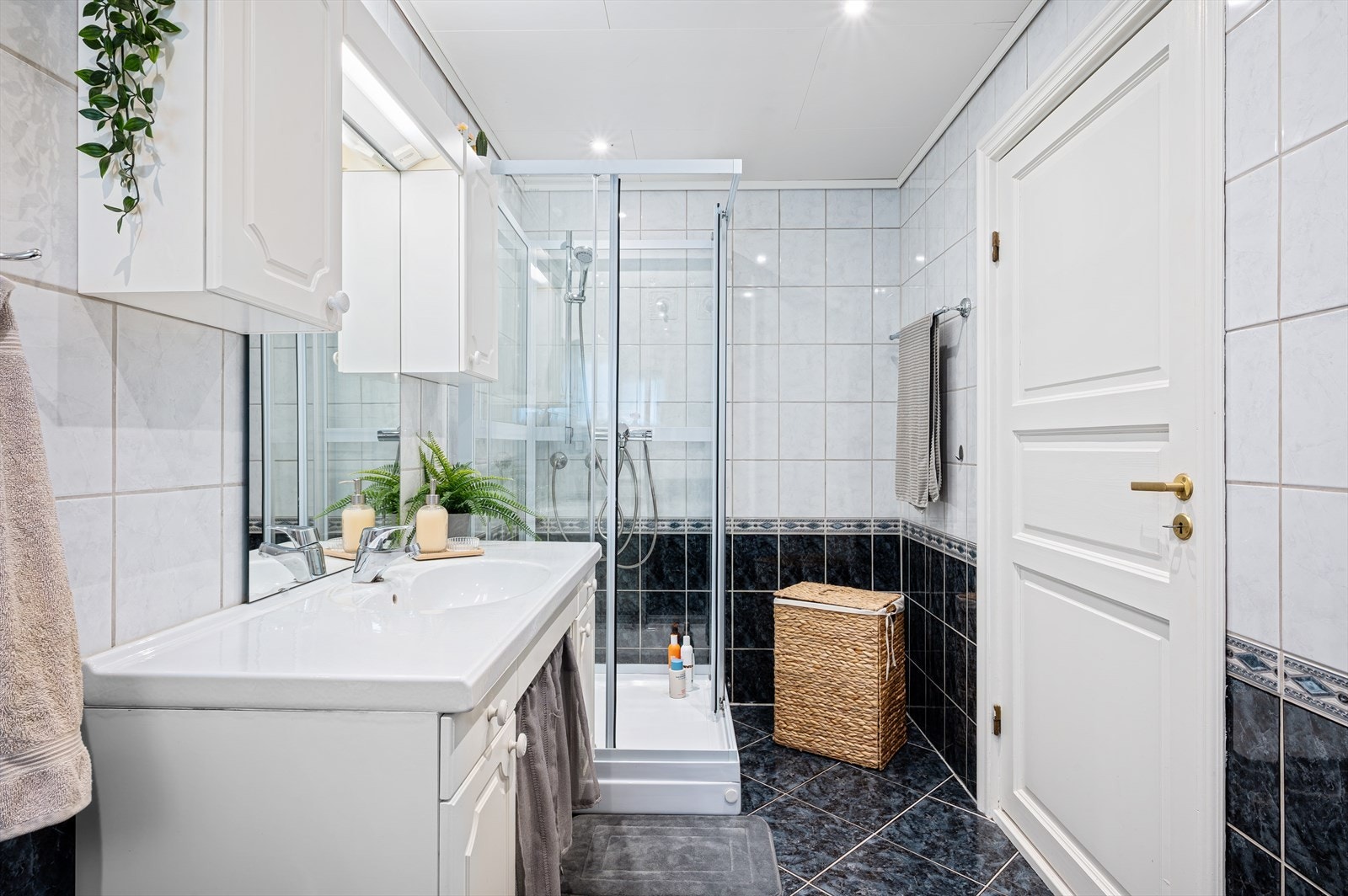 Helfliset utførelse med varme i gulvet. Belysning fra downlights. Galleribilde