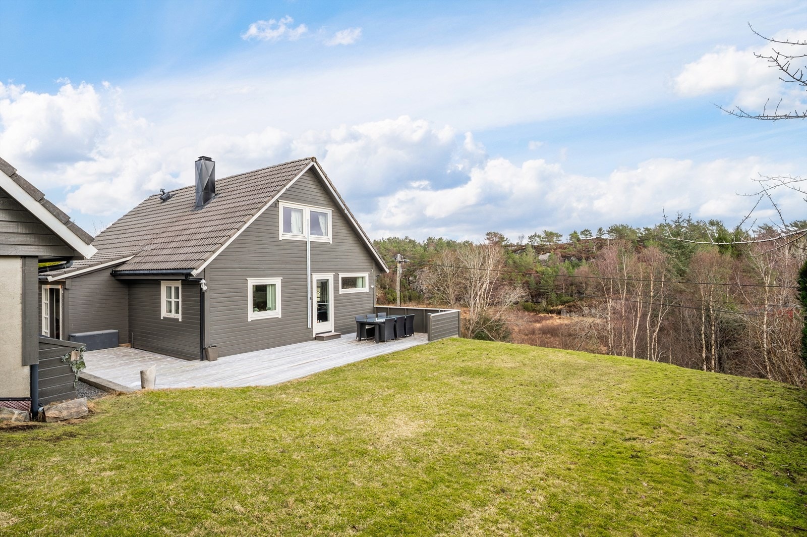 Huset har store uteområder med terrasse på hele 61 kvm. Galleribilde