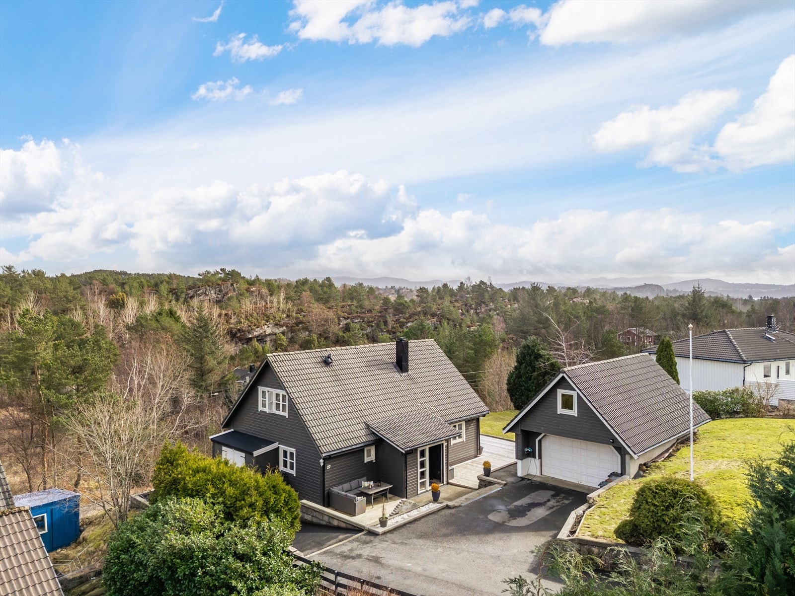 Boligen har garasje av god størrelse med tilhørende loft. Galleribilde