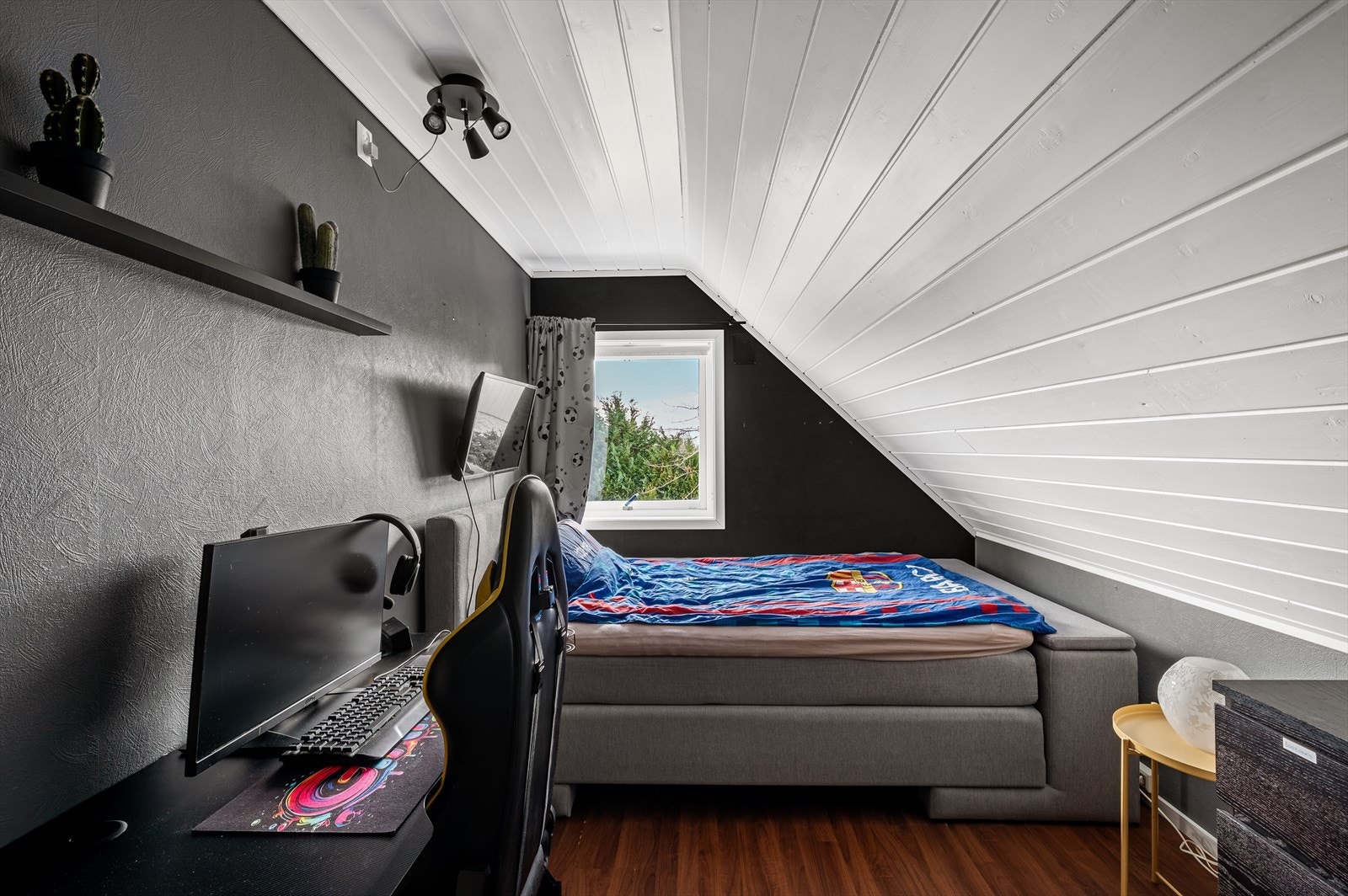 To identiske soverom, bare speilvendt. Galleribilde