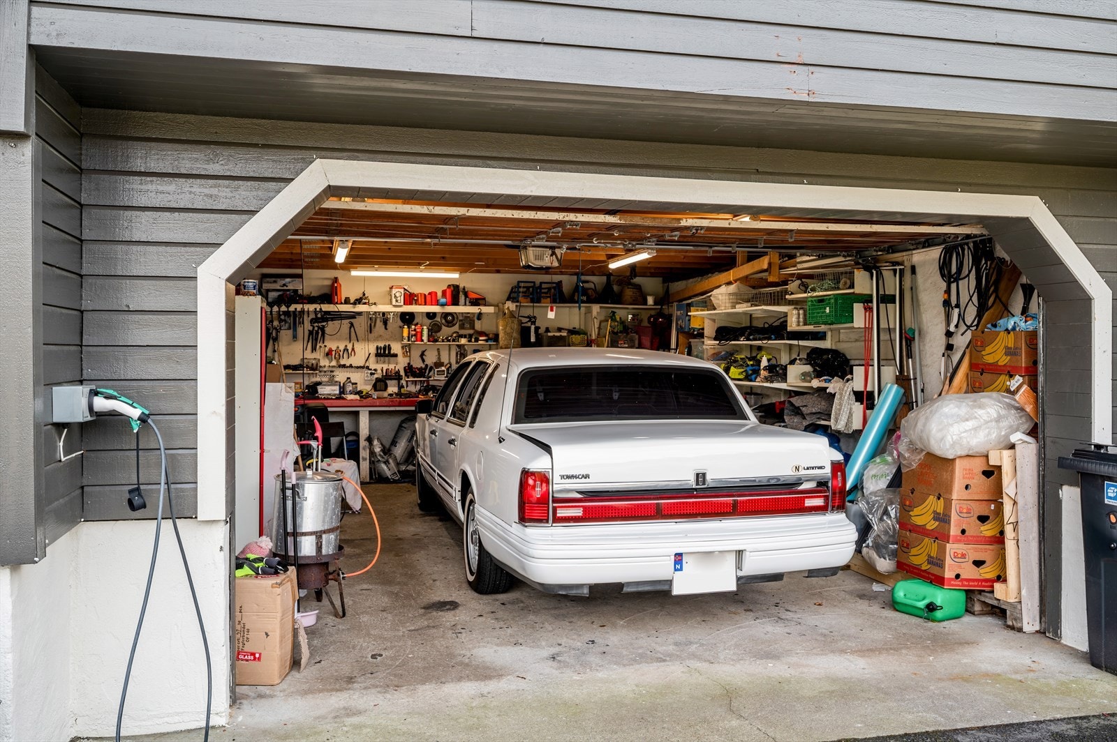 Boligen har en stor garasje. El-lader montert. Galleribilde