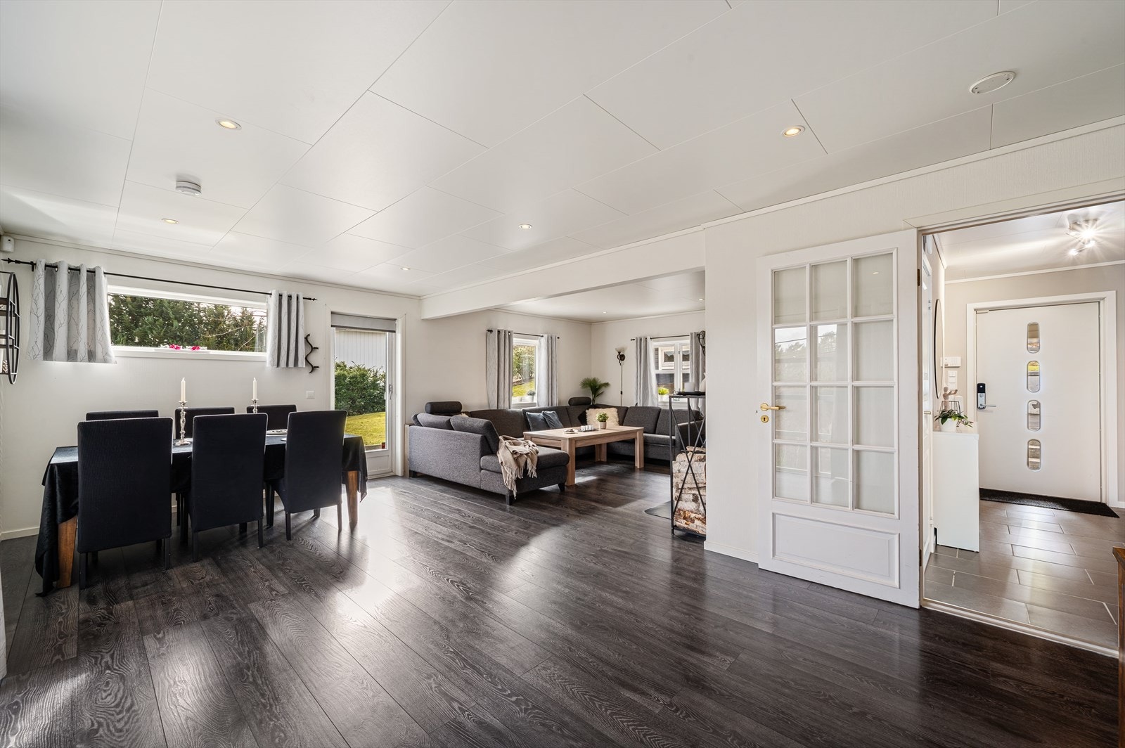 Boligens samlingsrom av solid størrelse og har god utforming som er enkel å møblere i ulike soner, både med sofagruppe og spisebord. Galleribilde