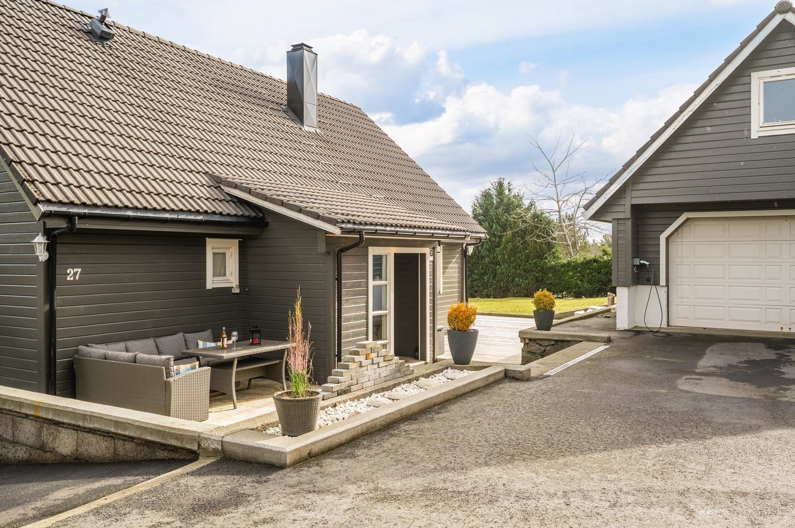 Ved inngangspartiet har man også en flott og lun uteplass. Galleribilde