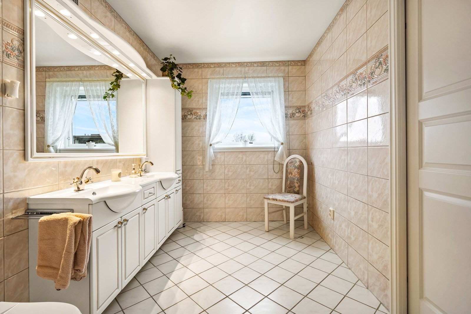 Badet er utstyrt med dusjkabinett, toalett, bidé og servantinnredning. Oppvarming med varmekabler i gulvet. Galleribilde