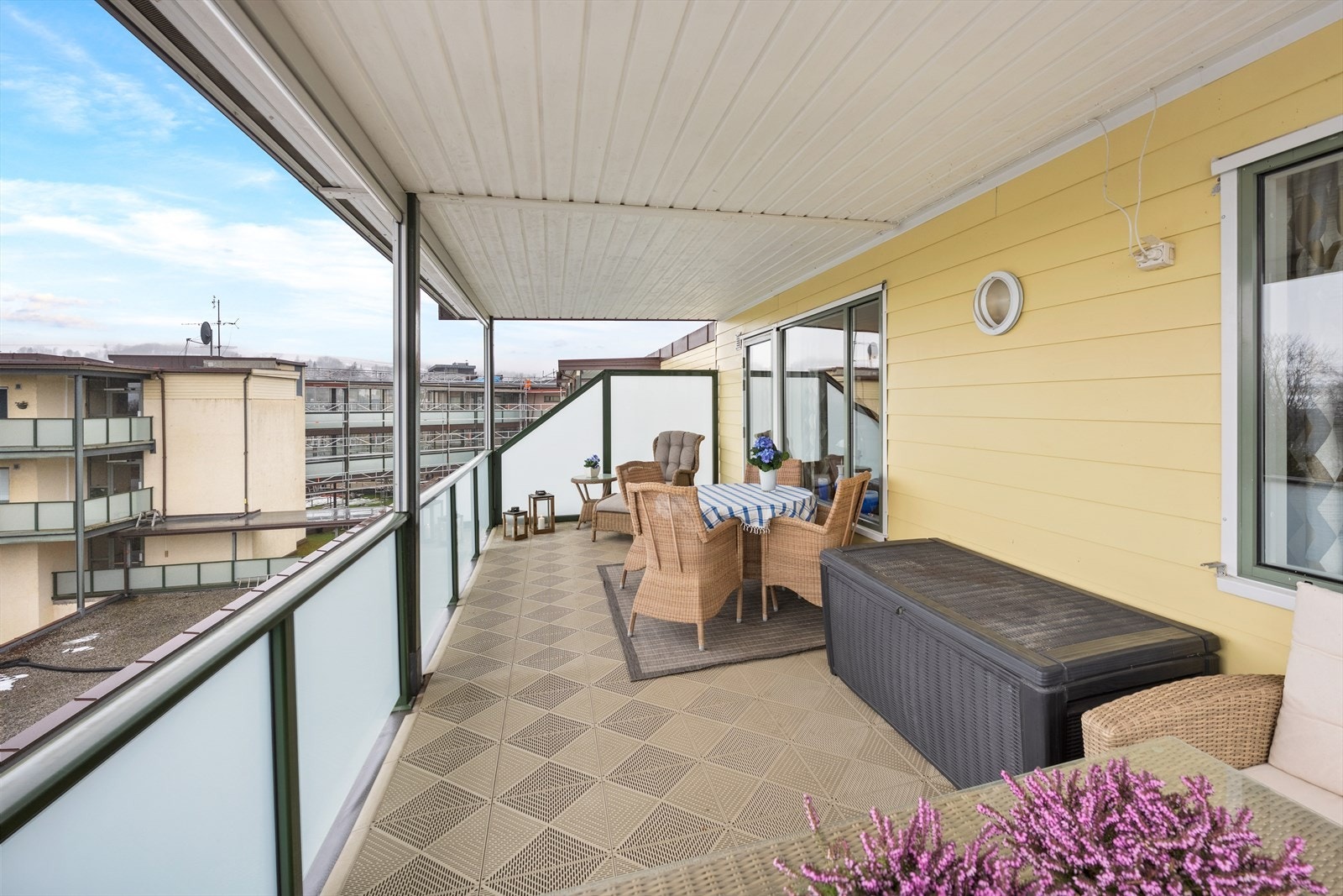Leiligheten har svært god størrelse som minimerer overgang fra enebolig til leilighet. Galleribilde