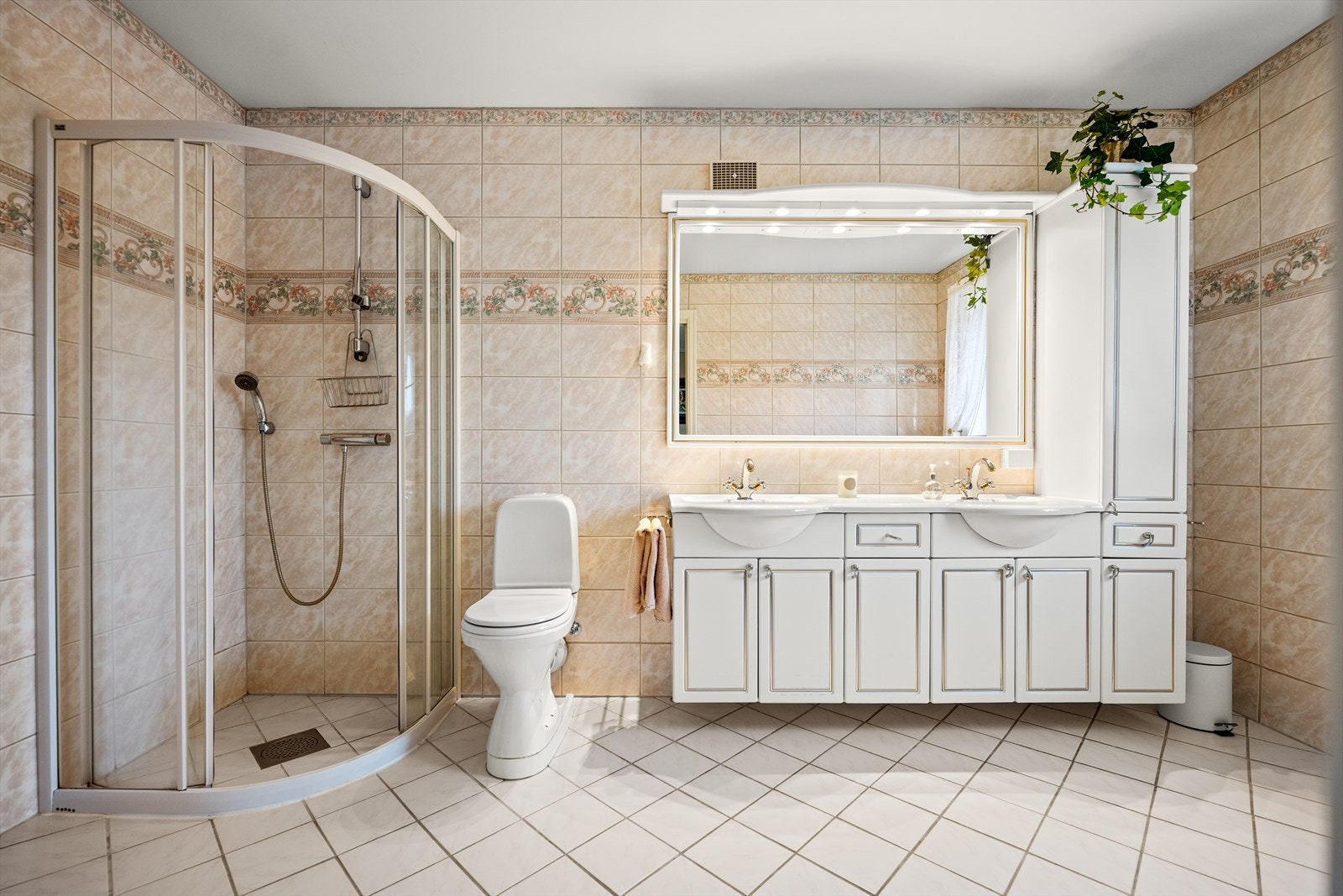 Badet er av eldre standard og har behov for modernisering. Galleribilde