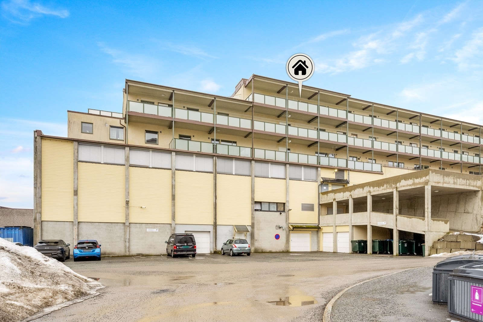 Nyt fordelen av å parkere i garasje med egen garasjeport og med heis direkte opp til trapperom med leilighetens inngangsparti. Galleribilde