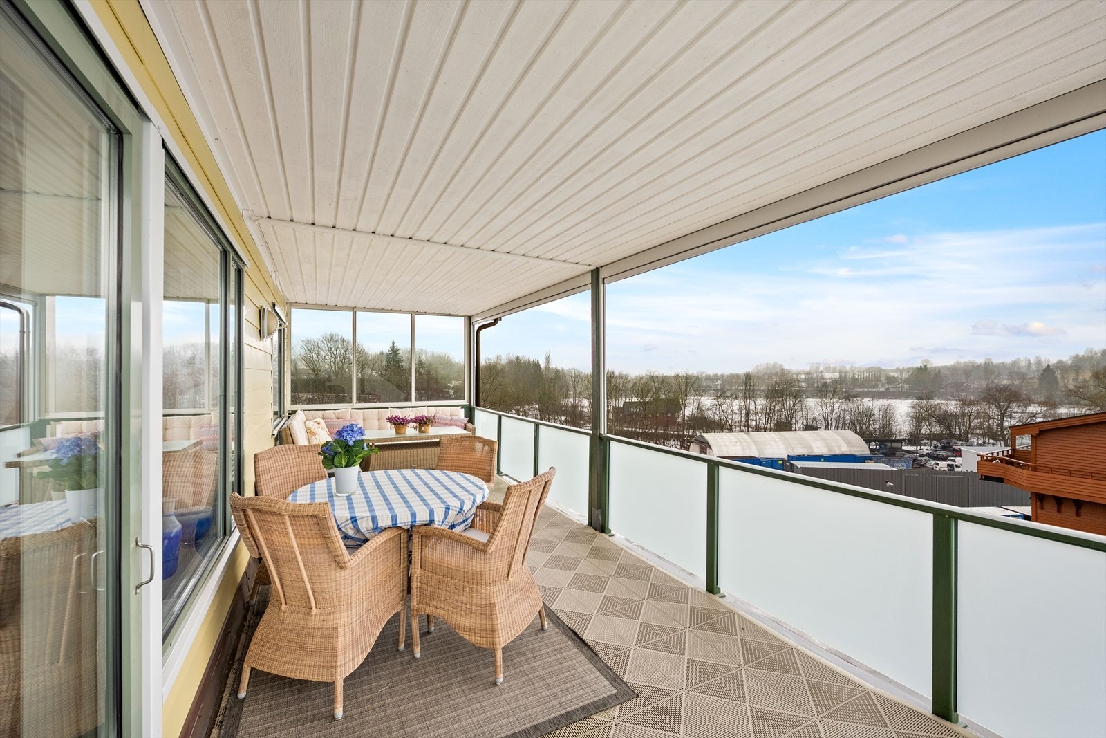 Hyggelig overbygd terrasse med 2xscreens i front som gir god skjerming for sol og vind og skaper et lunt uterom Galleribilde