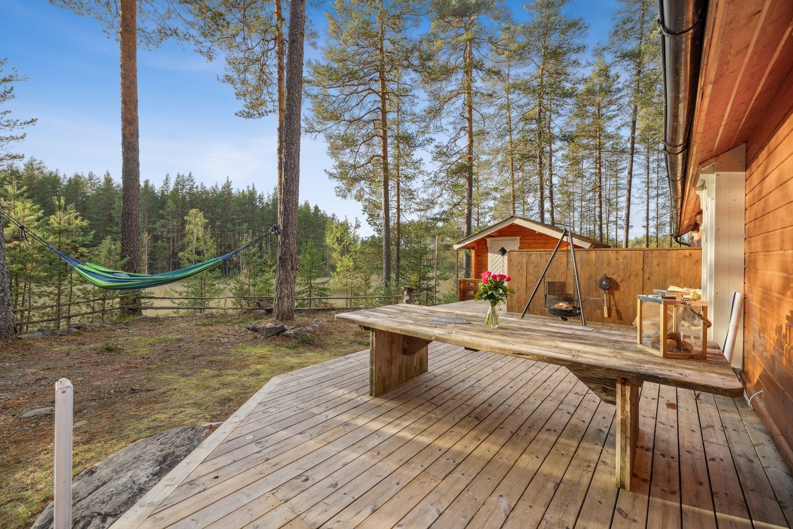 Terrassen mot vest binder sammen hovedhytta og annekset, og skaper et helhetlig tun. Galleribilde