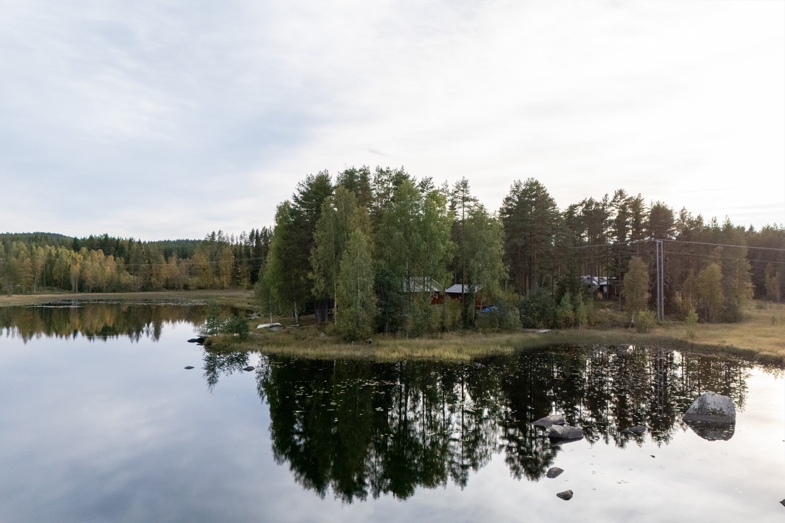 Hytta ligger til høyre i bildet. Galleribilde